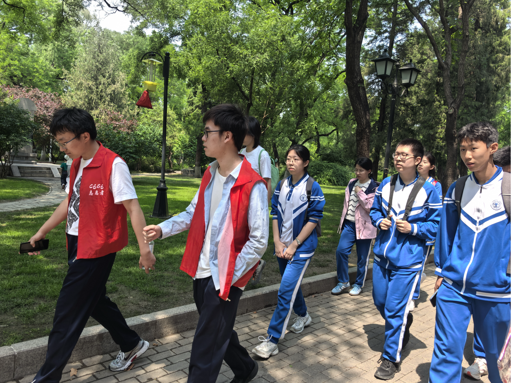 一群人站在树下

AI 生成的内容可能不正确。